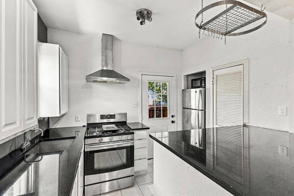 305 E 6th Street, Dallas, TX 75203 305 E 6th Street, Dallas, TX 75203