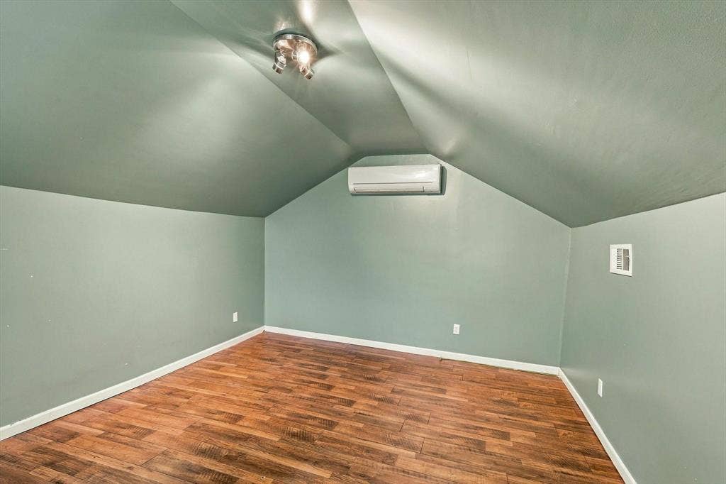 305 E 6th Street, Dallas, TX 75203 305 E 6th Street, Dallas, TX 75203