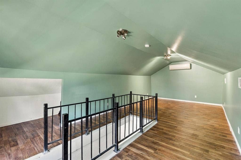 305 E 6th Street, Dallas, TX 75203 305 E 6th Street, Dallas, TX 75203