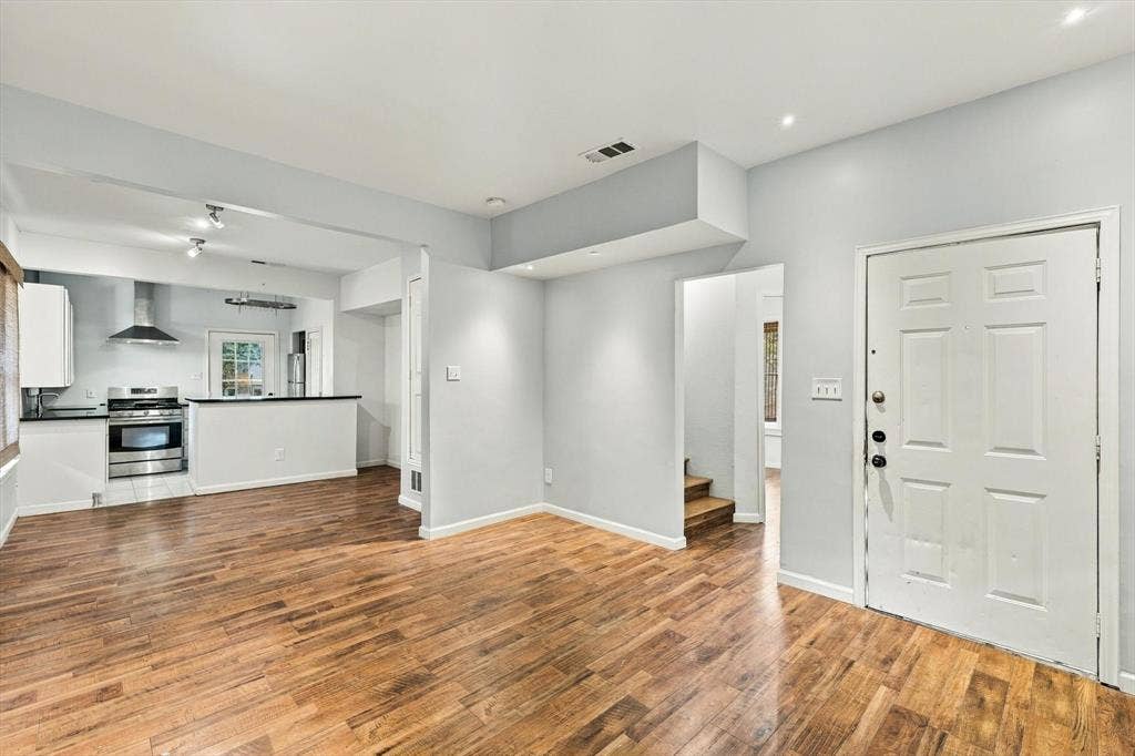 305 E 6th Street, Dallas, TX 75203 305 E 6th Street, Dallas, TX 75203