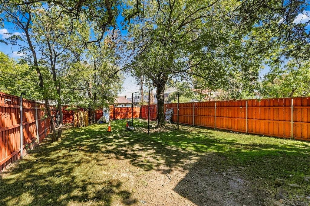 305 E 6th Street, Dallas, TX 75203 305 E 6th Street, Dallas, TX 75203
