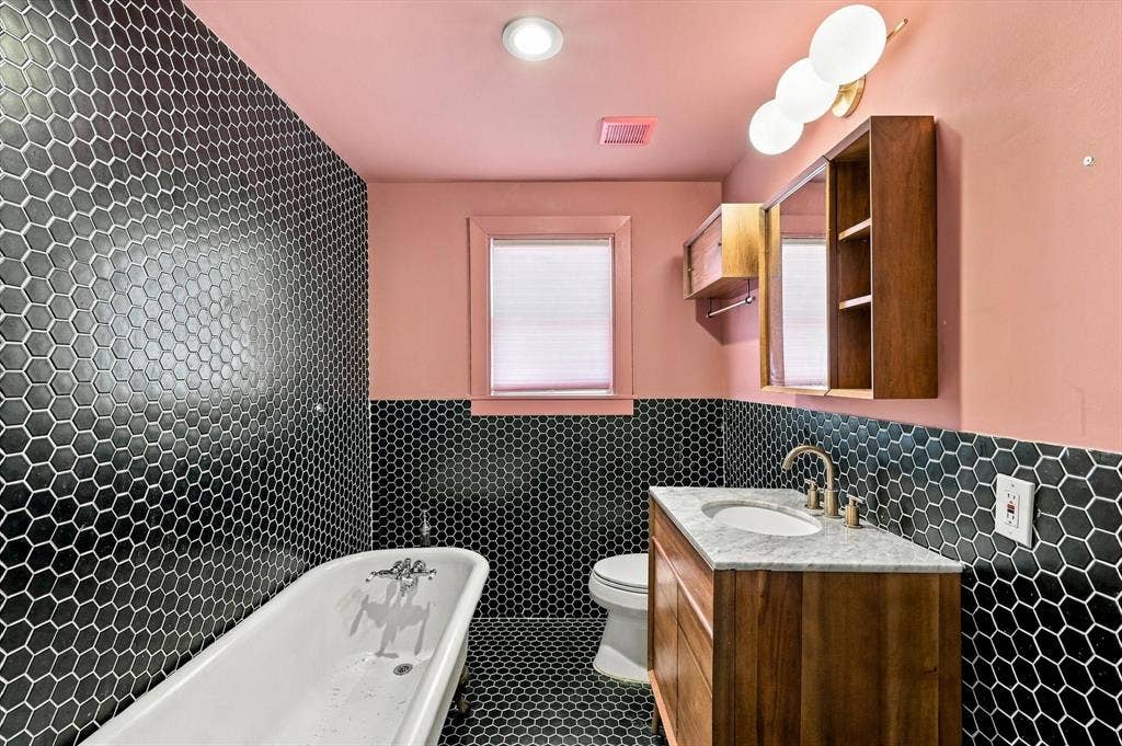 305 E 6th Street, Dallas, TX 75203 305 E 6th Street, Dallas, TX 75203
