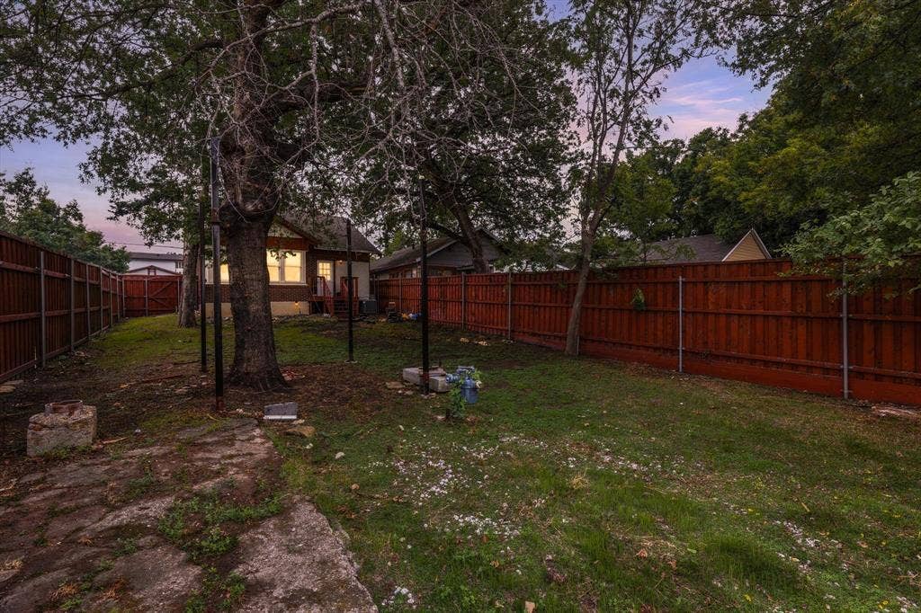 305 E 6th Street, Dallas, TX 75203 305 E 6th Street, Dallas, TX 75203