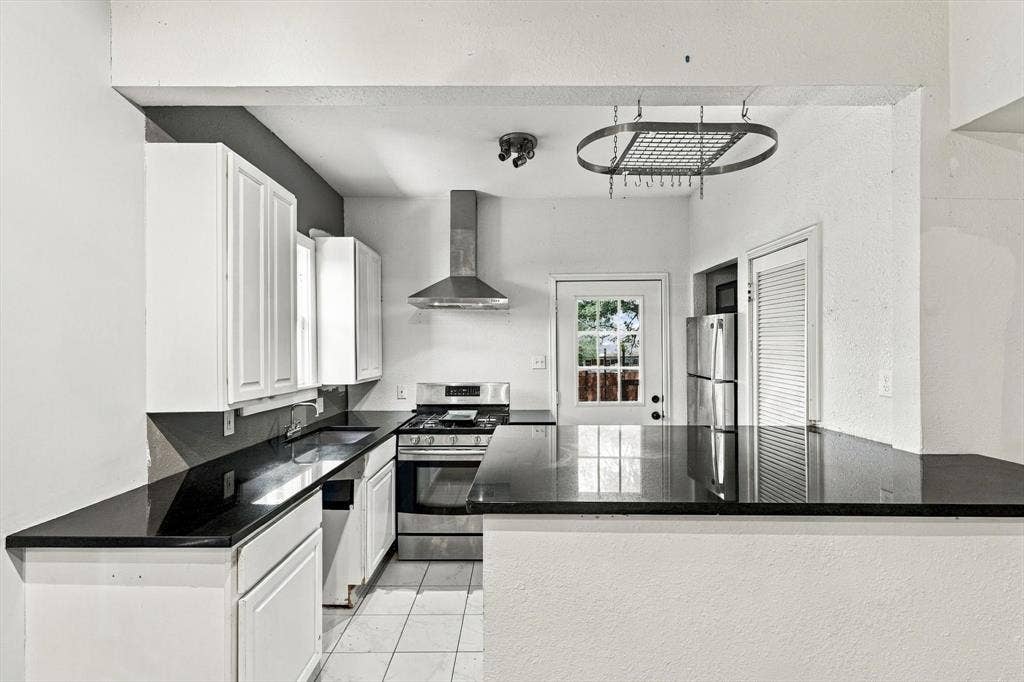 305 E 6th Street, Dallas, TX 75203 305 E 6th Street, Dallas, TX 75203