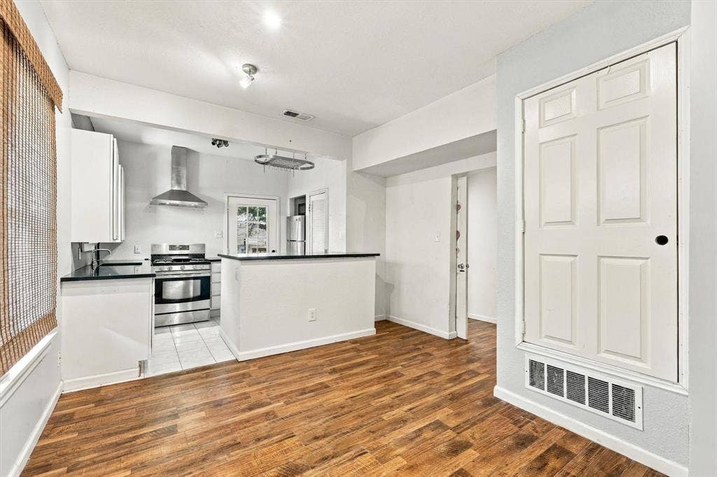305 E 6th Street, Dallas, TX 75203 305 E 6th Street, Dallas, TX 75203