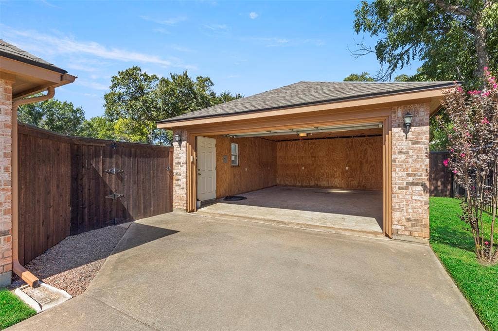 detached 2 car garage