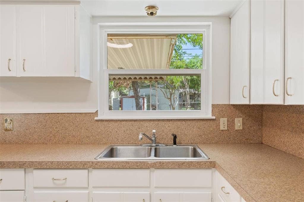 1319 Royal Oaks Drive, Waco, TX 76710 1319 Royal Oaks Drive, Waco, TX 76710