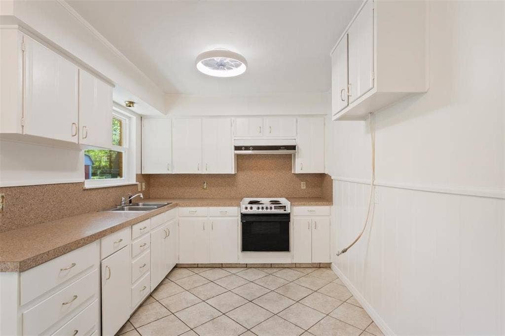 1319 Royal Oaks Drive, Waco, TX 76710 1319 Royal Oaks Drive, Waco, TX 76710