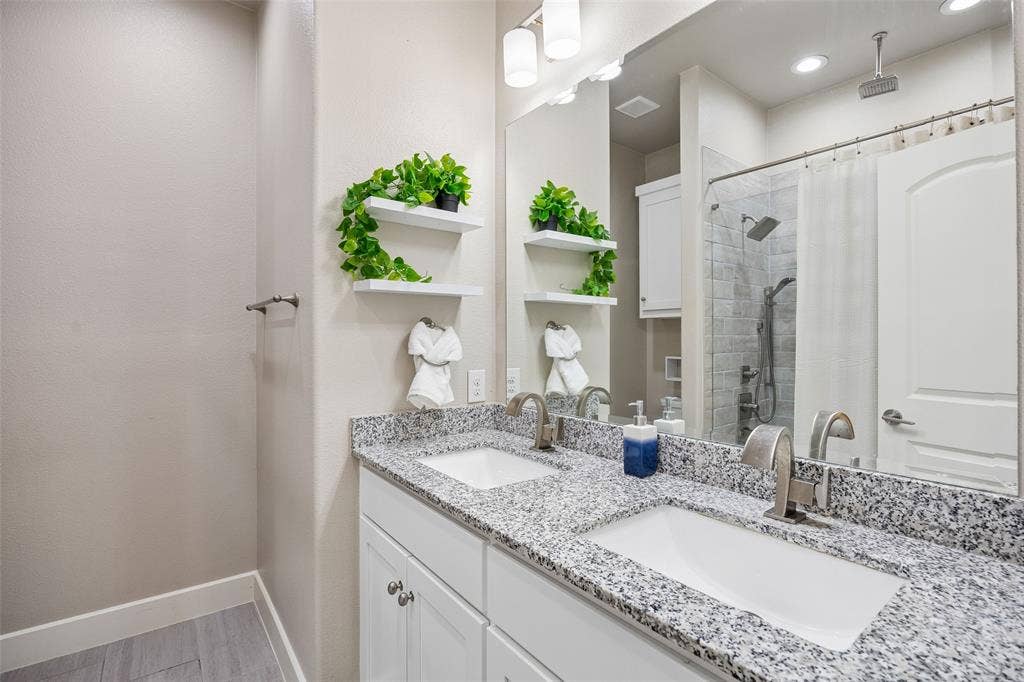 2279 Dorian Place, Dallas, TX 75228 Primary Ensuite Bathroom