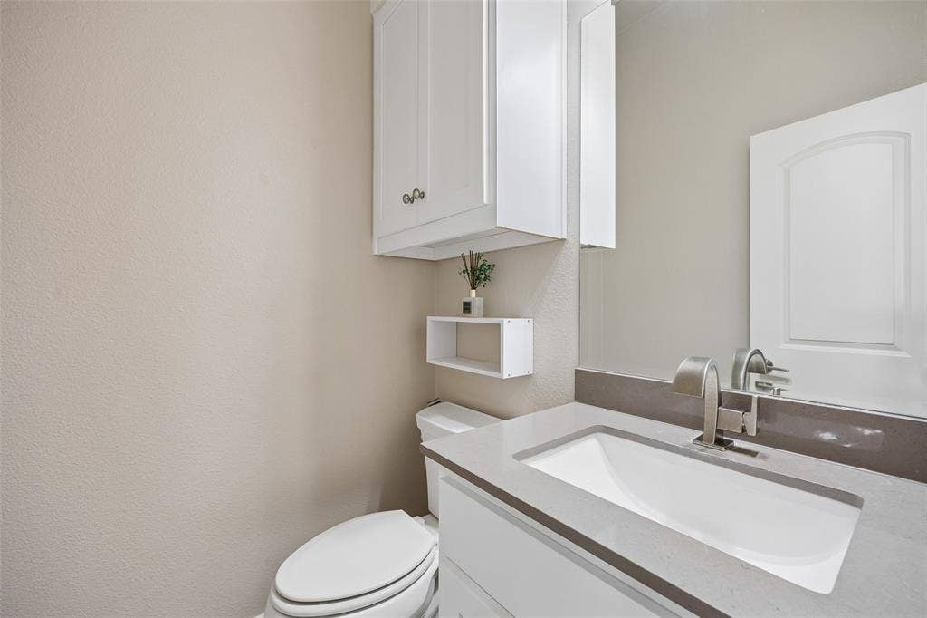 2279 Dorian Place, Dallas, TX 75228 Half Bathroom