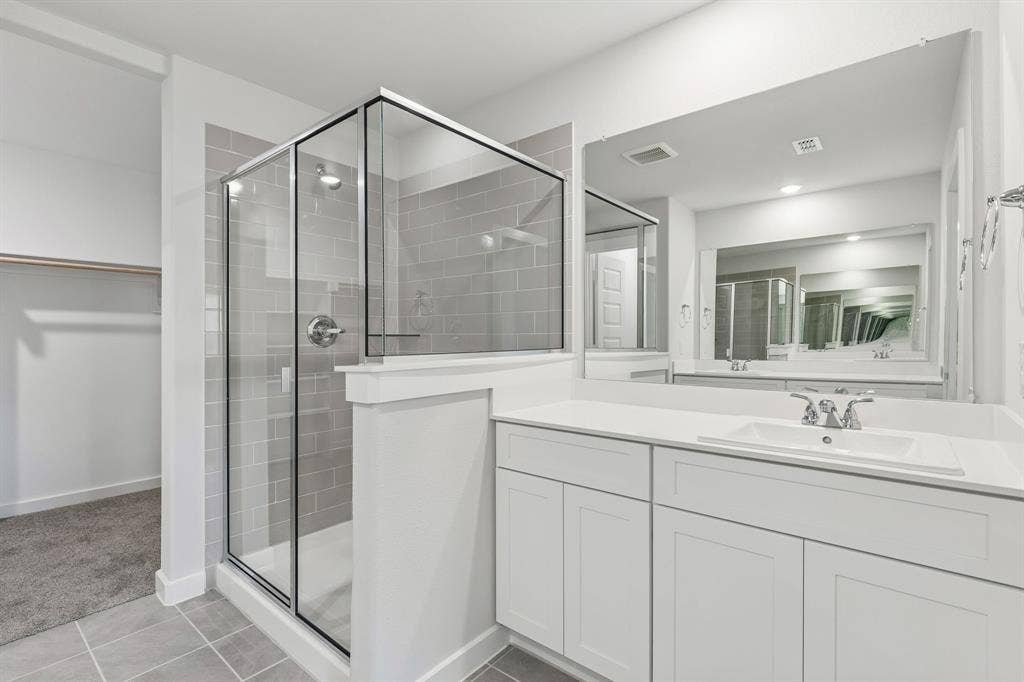 2304 Warm Glow Way, Princeton, TX 75407 Primary Bathroom in the Harrison home plan – REPRESENTATIVE PHOTO
