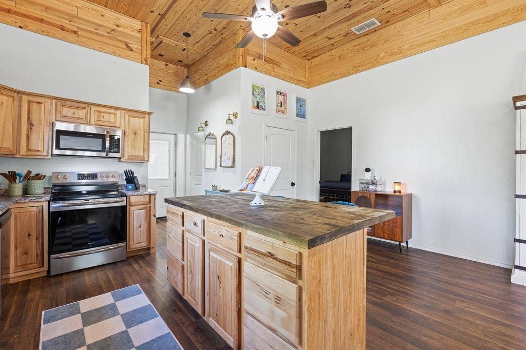209 E Allen Avenue, Godley, TX 76044 209 E Allen Avenue, Godley, TX 76044