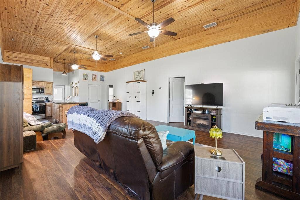 209 E Allen Avenue, Godley, TX 76044 209 E Allen Avenue, Godley, TX 76044