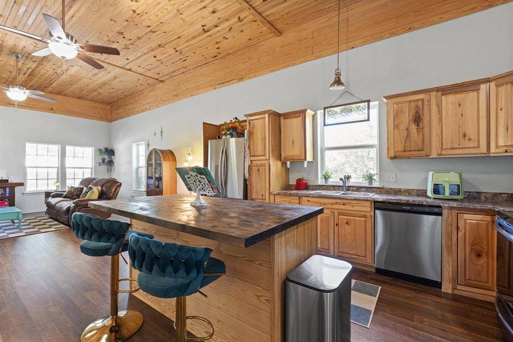 209 E Allen Avenue, Godley, TX 76044 209 E Allen Avenue, Godley, TX 76044