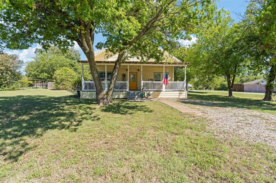 Property photo for 209 E Allen Avenue, Godley, TX
