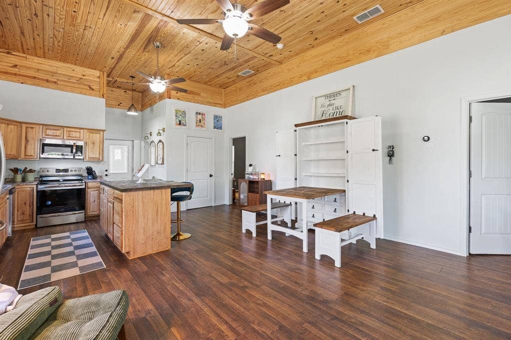209 E Allen Avenue, Godley, TX 76044 209 E Allen Avenue, Godley, TX 76044
