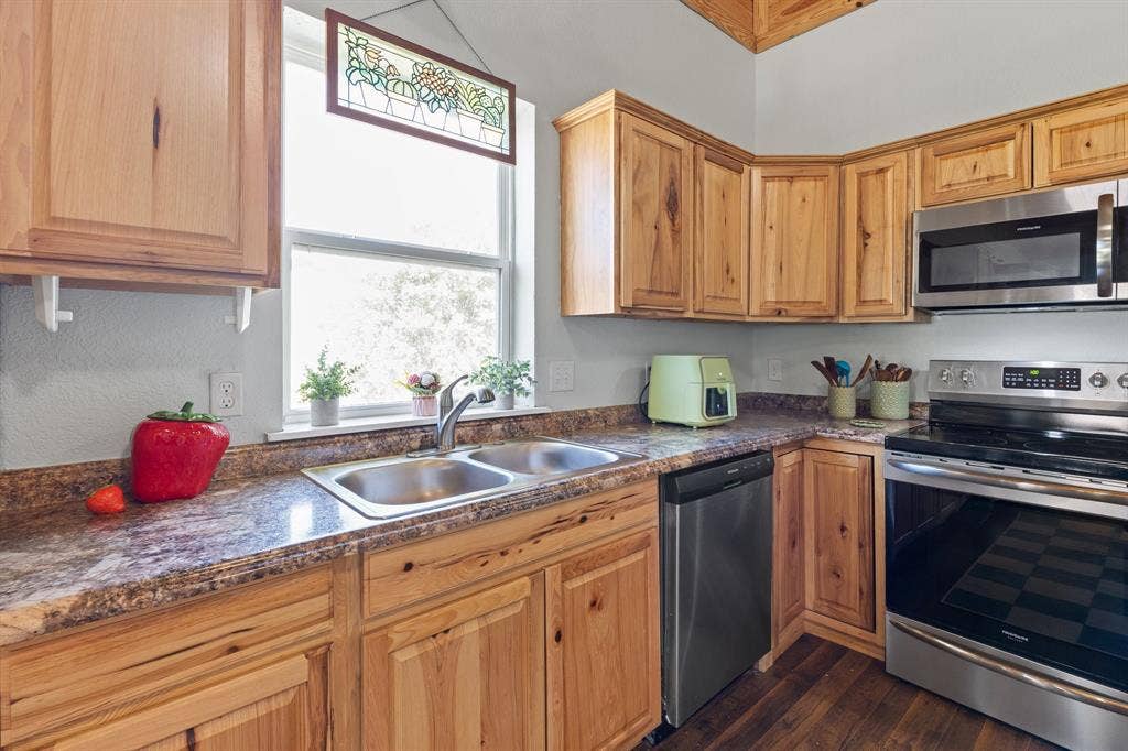 209 E Allen Avenue, Godley, TX 76044 209 E Allen Avenue, Godley, TX 76044