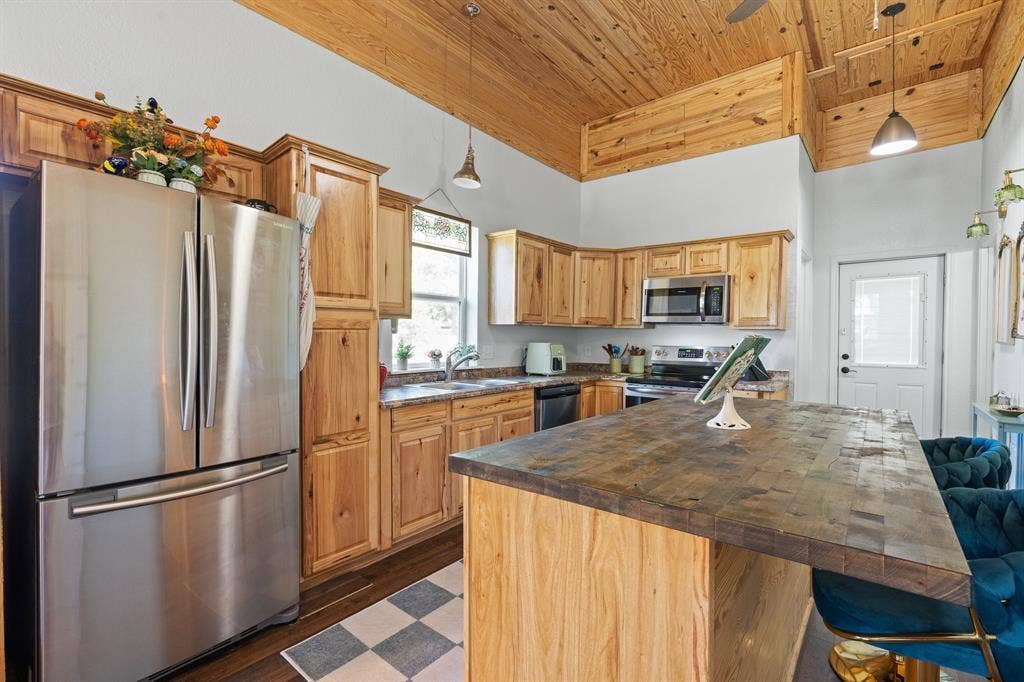209 E Allen Avenue, Godley, TX 76044 209 E Allen Avenue, Godley, TX 76044
