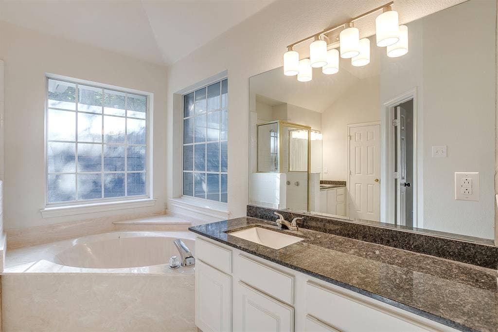 1502 Shadow Run, Weatherford, TX 76086