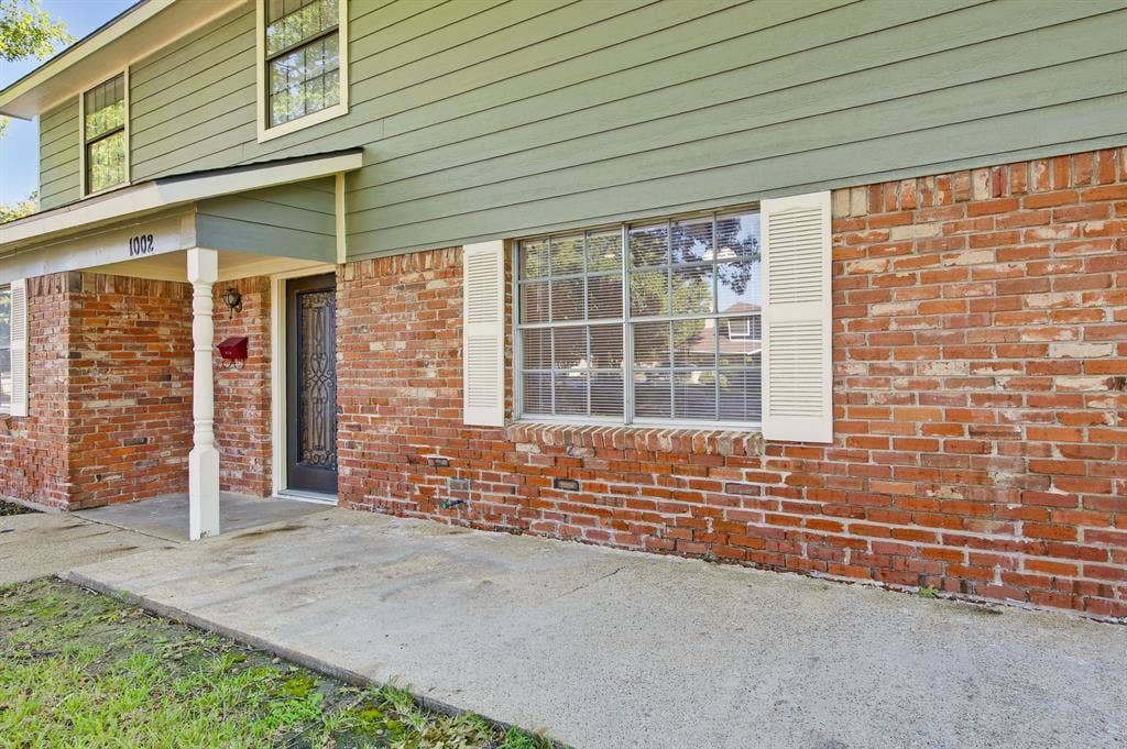 1002 Hickory Street, Irving, TX 75060