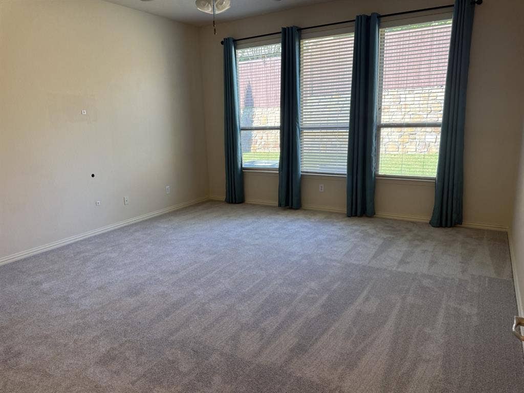 13721 Vera Cruz Road, Frisco, TX 75035 Spacious interior with neutral wall tones and light-toned carpeting