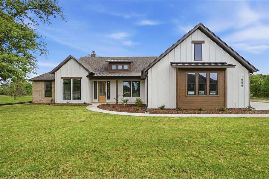 Property photo for 1050 Silver Sage Trail, Weatherford, TX