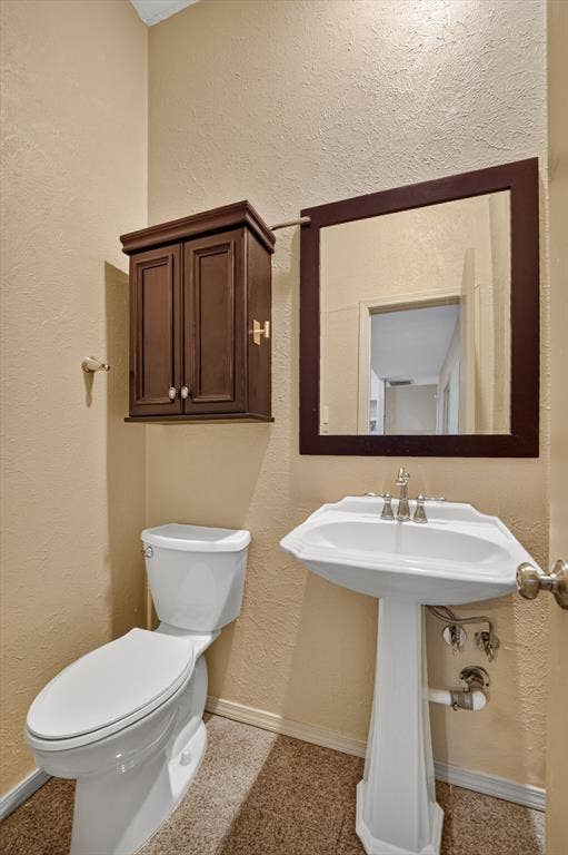 10437 High Hollows Drive, #220, Dallas, TX 75230 Half bath