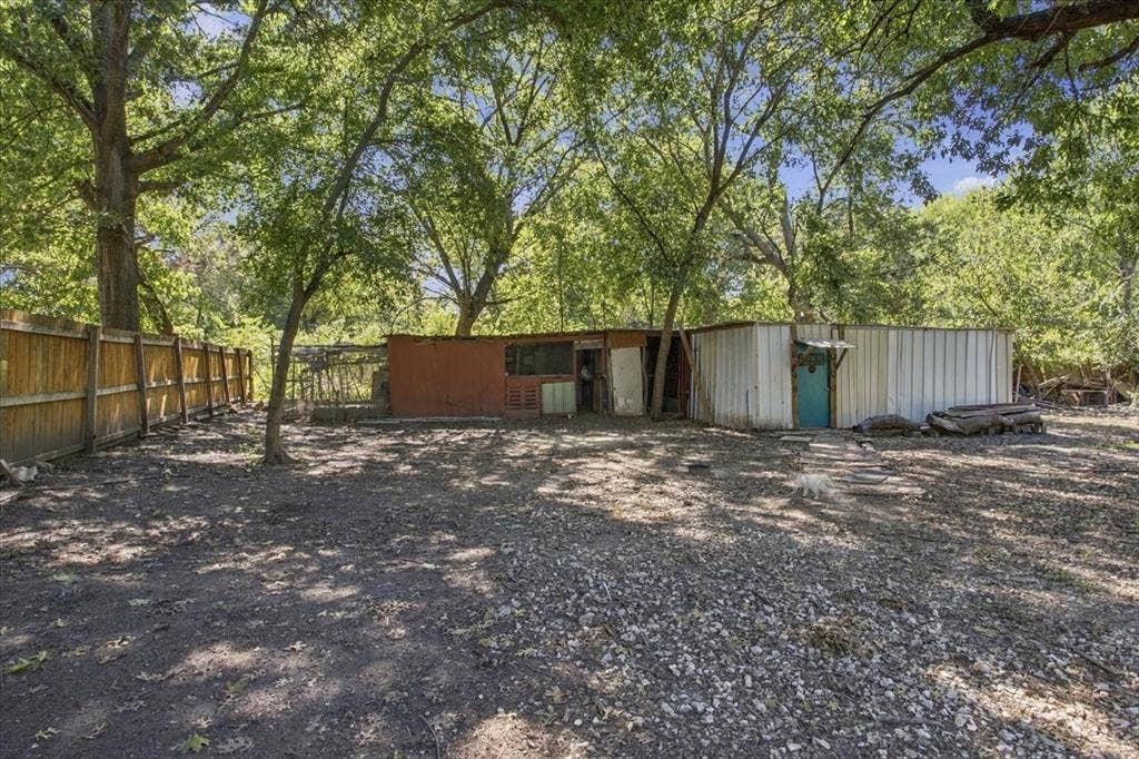 106 S Jernigan Street, Bells, TX 75414