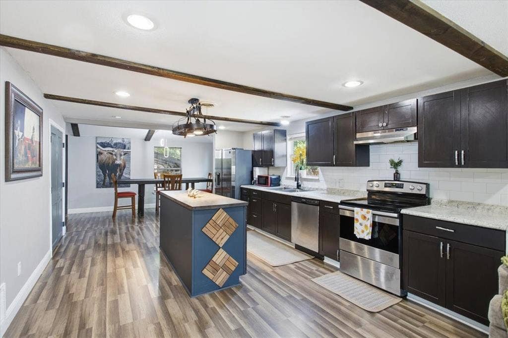 106 S Jernigan Street, Bells, TX 75414