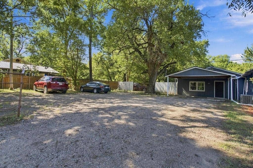 106 S Jernigan Street, Bells, TX 75414