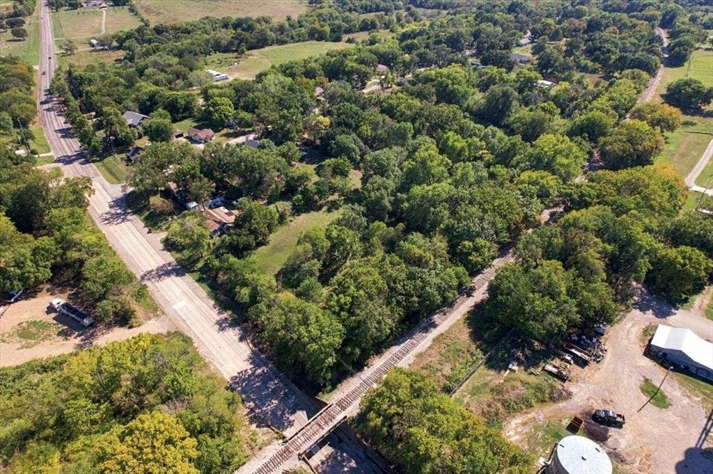 106 S Jernigan Street, Bells, TX 75414