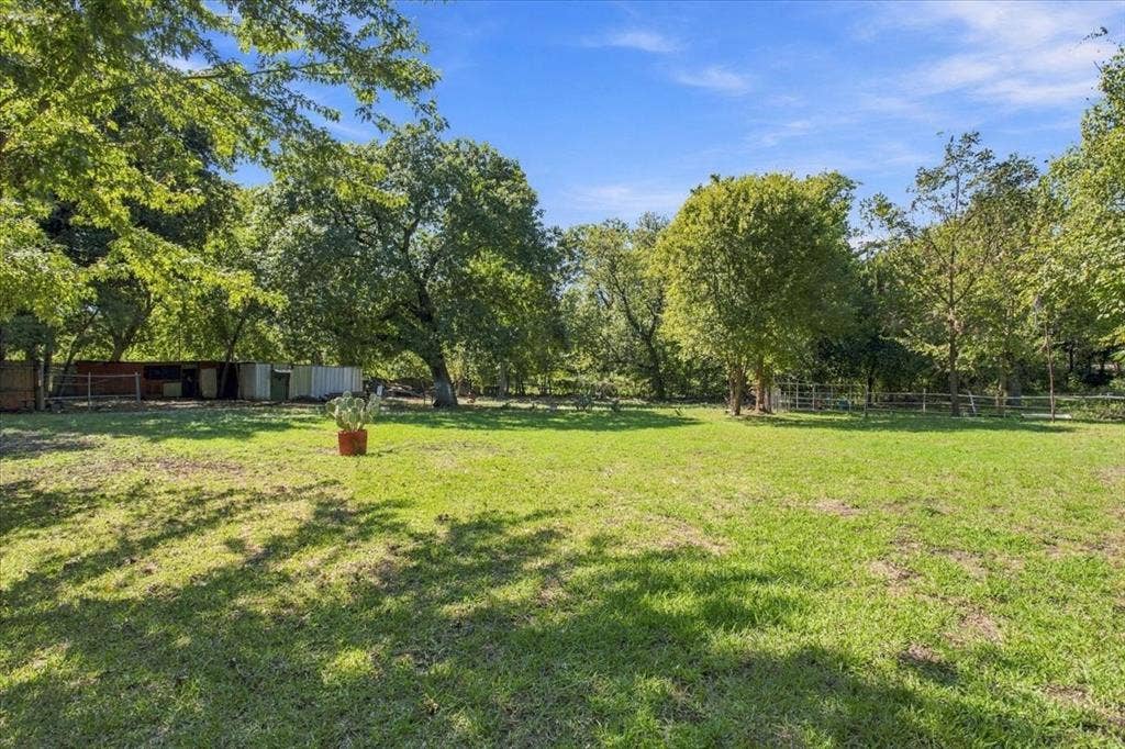 106 S Jernigan Street, Bells, TX 75414
