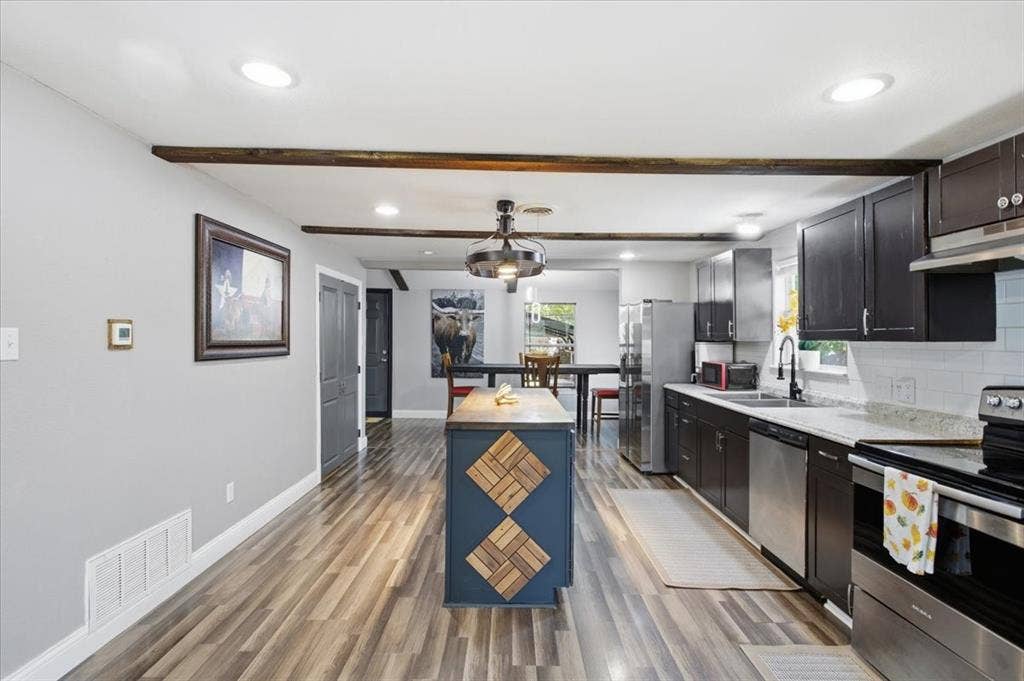 106 S Jernigan Street, Bells, TX 75414