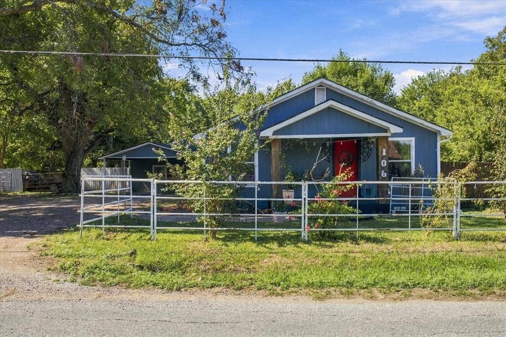 106 S Jernigan Street, Bells, TX 75414