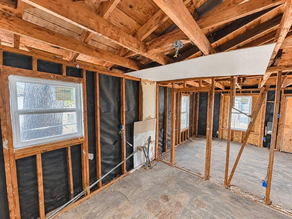 4604 Avenue H, Fort Worth, TX 76105 Exposed wood framing, structural ceiling beams, and dual pane windows