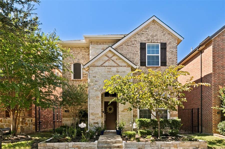 Property photo for 218 Buckingham Avenue, Euless, TX