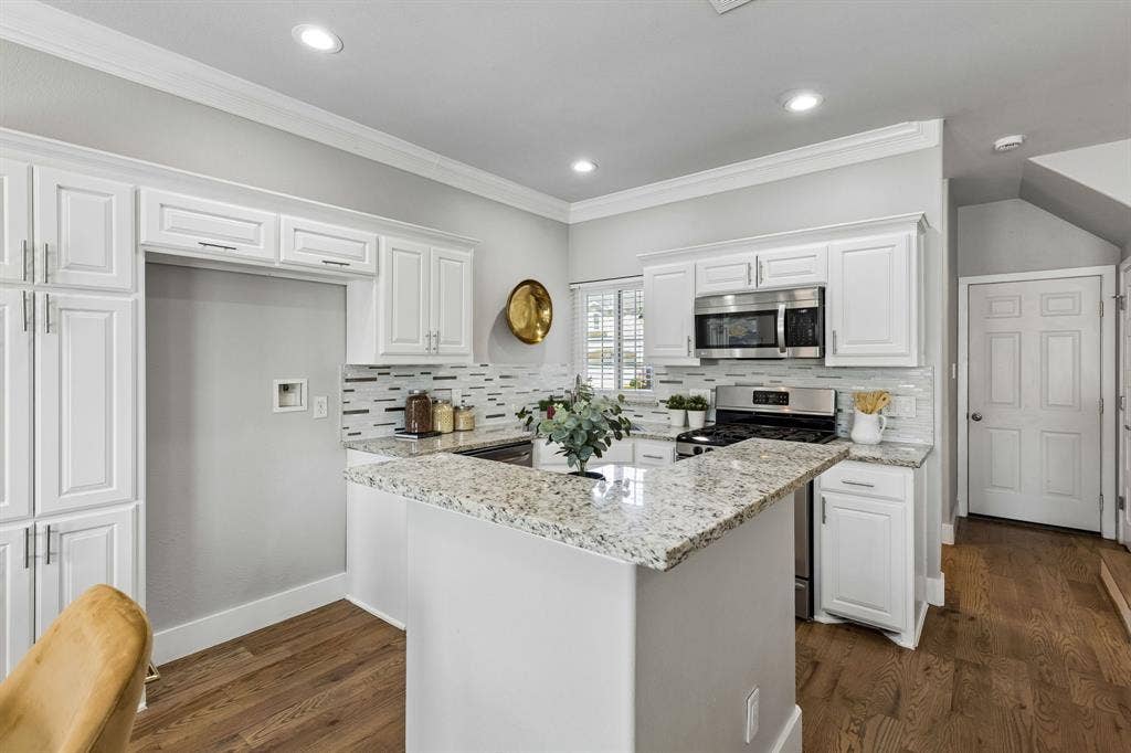 706 S Jupiter Road, #307, Allen, TX 75002 Well lit kitchen with stainless steel appliances