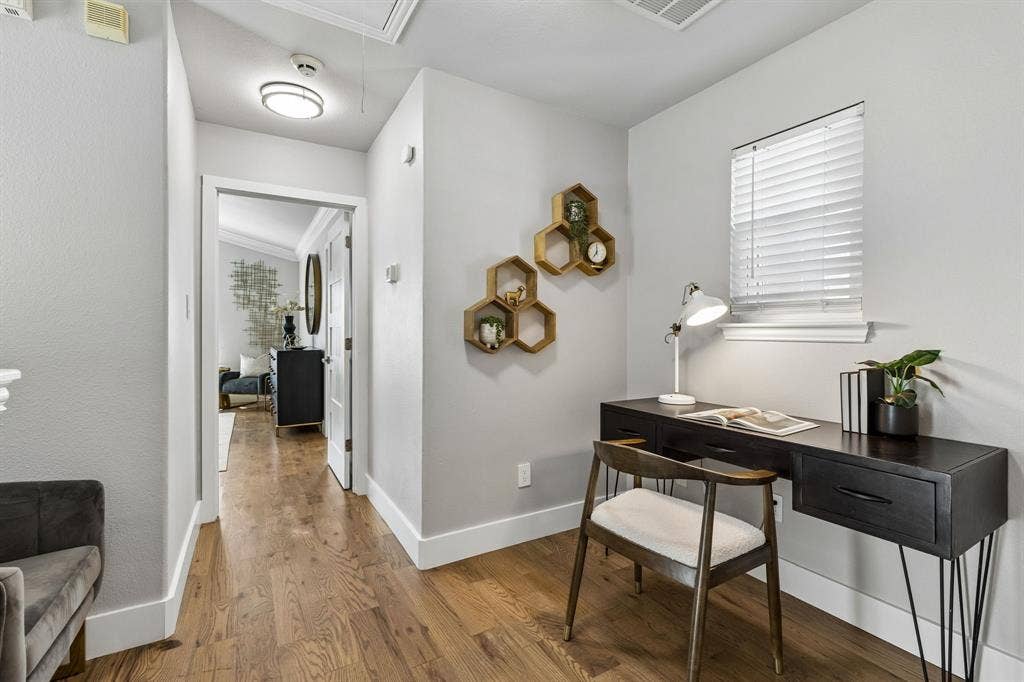 706 S Jupiter Road, #307, Allen, TX 75002 Upstairs nook perfect for a home office or reading nook