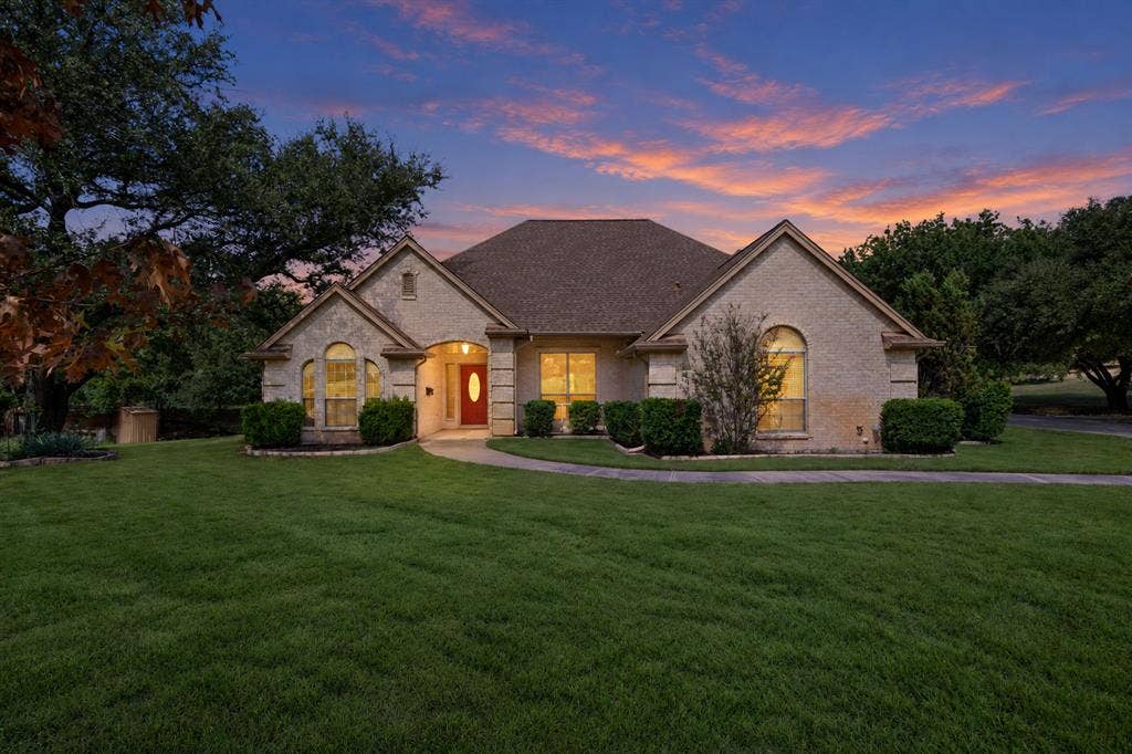 106 Woodhaven Court, Weatherford, TX 76087 Grass is digitally enhanced