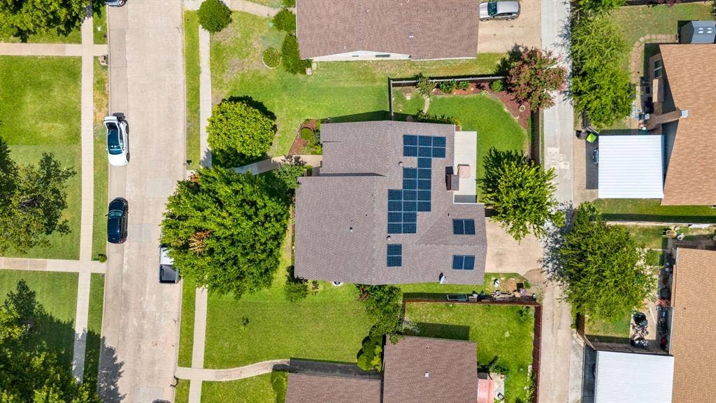 Rooftop solar panel array