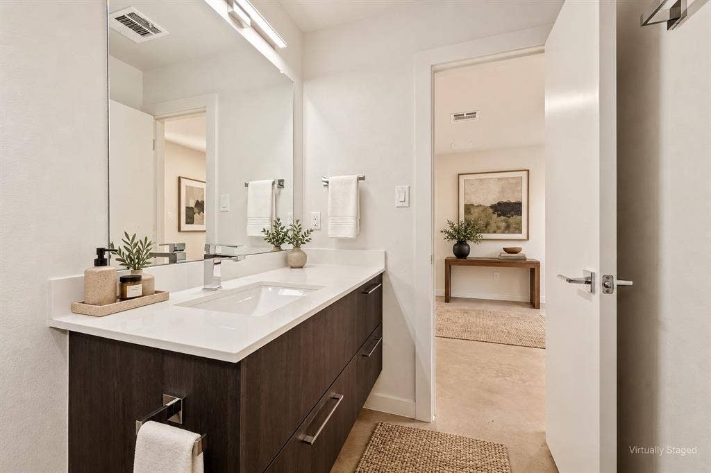4217 Munger Avenue, Dallas, TX 75204 En suite bathroom