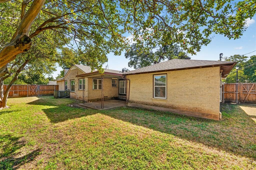 9733 Edgelake Drive, Dallas, TX 75218