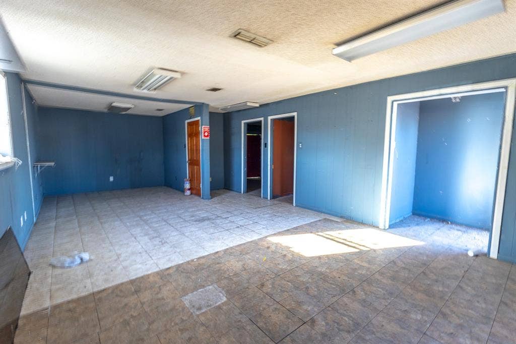 1723 W Waco Drive, #1725, Waco, TX 76707 Spacious room featuring multiple doorways, recessed lighting, and a combination of tiled and wood-finish flooring