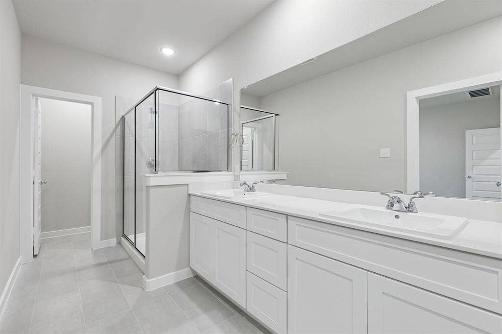 2308 Warm Glow Way, Princeton, TX 75407 Primary Bathroom in the Holden home plan – REPRESENTATIVE PHOTO