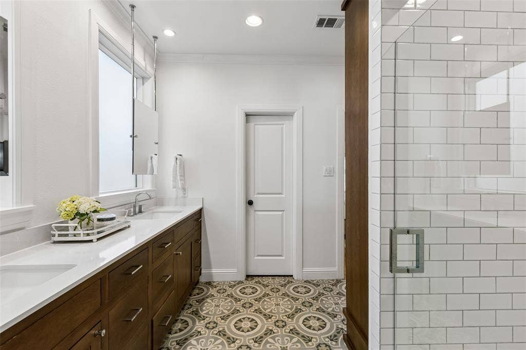 560 Northlake Drive, Dallas, TX 75218 560 Northlake Drive, Dallas, TX 75218