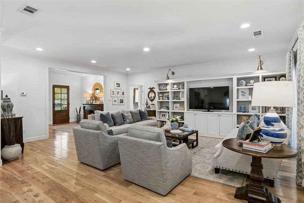 560 Northlake Drive, Dallas, TX 75218 560 Northlake Drive, Dallas, TX 75218