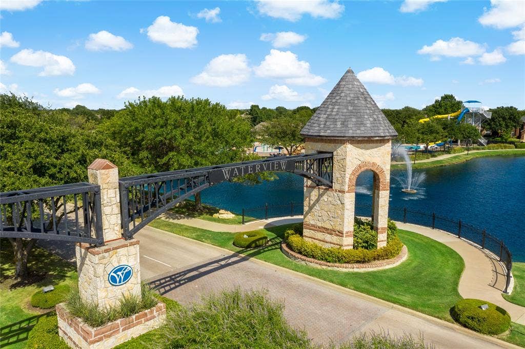 Welcome to Waterview! – Discover one of Rowlett's most recognizable master-planned communities, known for its attractive entrances, beautifully maintained common areas, and impressive collection of recreational amenities, all conveniently located near Lake Ray Hubbard.