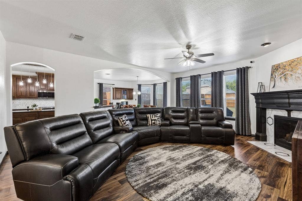 Natural Light and Comfortable Living – A wall of windows fills the family room with daylight, while the generous floor plan offers plenty of flexibility for seating arrangements, movie nights, and gathering with guests.