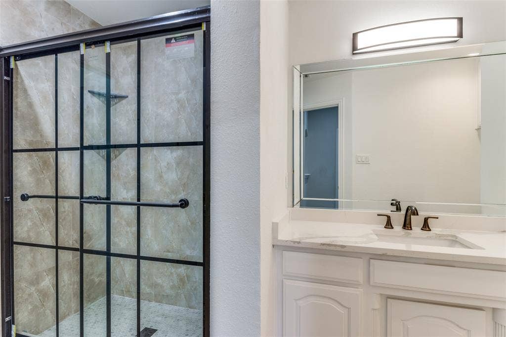 6315 Millwood Court, Arlington, TX 76016 Grid-pattern shower enclosure with stone-finish tile surround