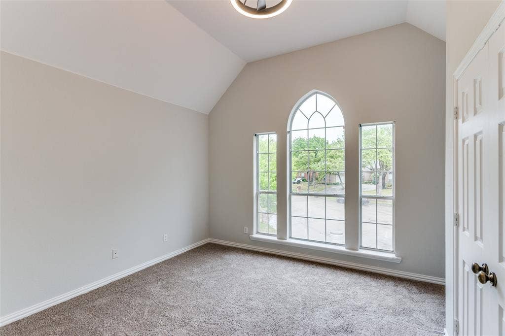 6315 Millwood Court, Arlington, TX 76016 Vaulted ceiling accentuates the room's height